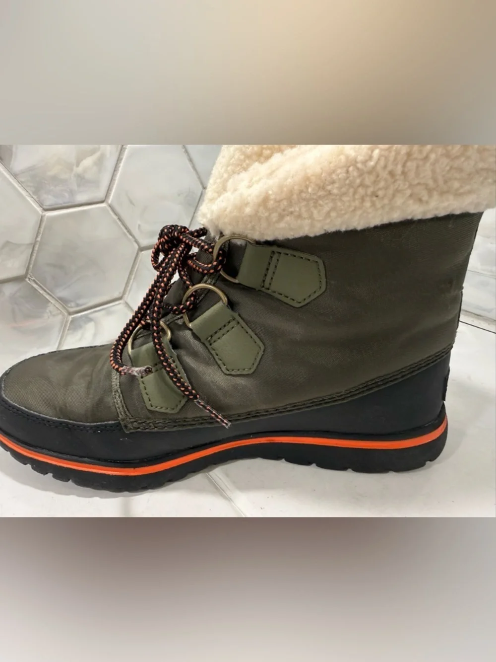 Sorel Woman’s Explorer Carnival Sz 7 Khaki Green Waterproof Fleece Lining Laces